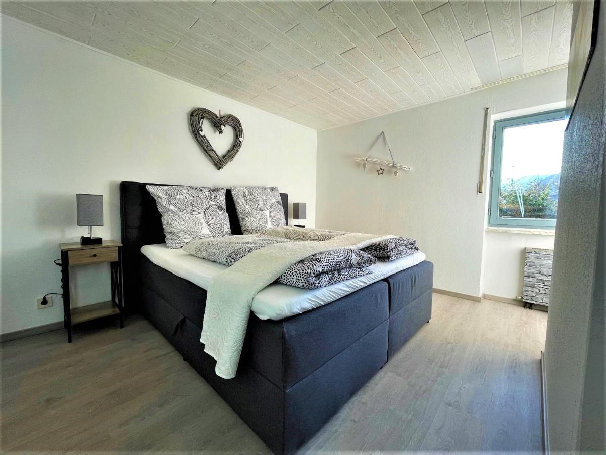 ブライTraumhafter Moselblick, Garten & Lounge, Boxspringbett, Top Lageアパートメント エクステリア 写真